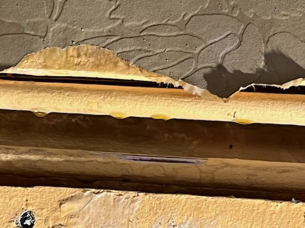 Leckage das Rohr tropft