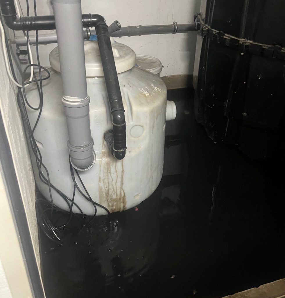 undichtes rohr, wasser tritt aus