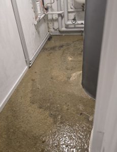 Rohrbruch wasser auf dem Boden