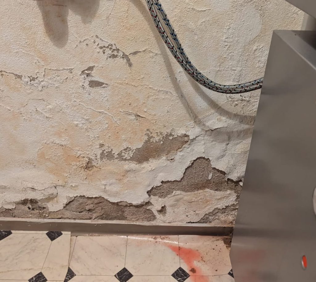 Rohrbruch wasser auf den wänden